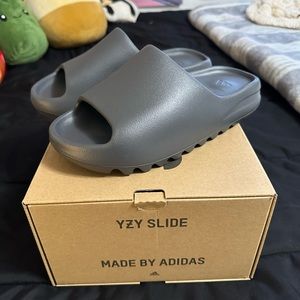Yeezy Slides Gray